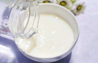 按冲泡比例泡成牛奶。