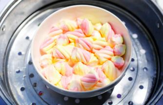 上锅大火蒸至融化。