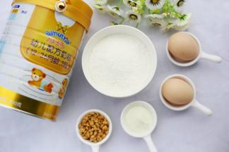 食材:① 米粉200g ② 鸡蛋2个 ③澳优能立多G4奶粉2勺  ④瓜子适量。