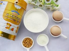 食材:① 米粉200g ② 鸡蛋2个 ③澳优能立多G4奶粉2勺  ④瓜子适量。