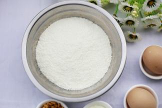 米粉倒入大盆中。