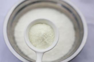 加入一勺澳优能立多G4奶粉。