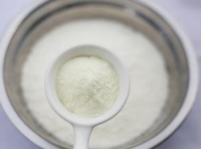 加入一勺澳优能立多G4奶粉。