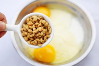 一大勺瓜子仁。