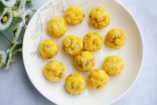 米粉搓成圆球。