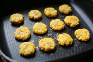 用勺子压成圆饼。