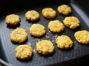 用勺子压成圆饼。