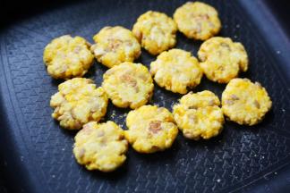 两面煎至金黄即可。