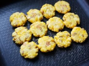 两面煎至金黄即可。