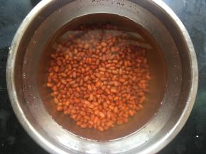 红豆洗净，清水浸泡三小时以上；