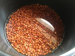 加入覆盖红豆稍多1cm左右高度即可；