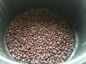 启动电饭煲煮豆功能，选择压力6档或直接煮饭功能即可；