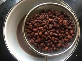 冷却后过滤剩余的水份；
