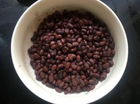 将过滤好的红豆倒入碗中；