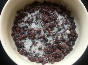 撒上适量糖，搅拌均匀；