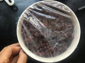 搅拌均匀后盖上保鲜膜放入冰箱冷藏糖渍过夜；