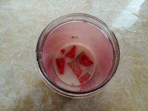 把番石榴和牛奶和白砂糖放入东菱无线果汁杯里，不要超过最大标位线