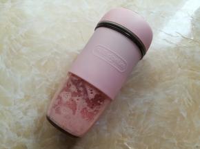 按2下开关，东菱果汁机就开始工作了