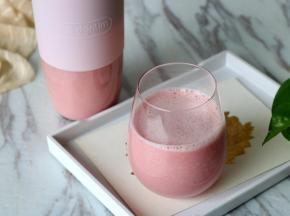 萌萌的少女粉果汁