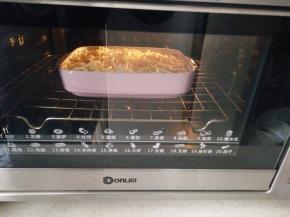 放入预热好的烤箱，上下200度，烘烤8-10分钟，表面芝士融化，微黄即可。