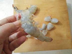 大虾去壳，切成小块备用。