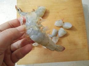 大虾去壳，切成小块备用。