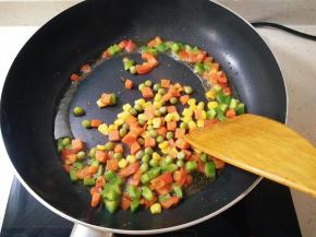 加入玉米粒青豆等炒几下。