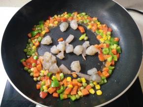 倒入虾仁快速翻炒。