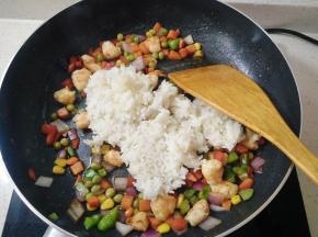 加入盐，酱油调味（不喜欢可以不放）倒入冷藏后的米饭。