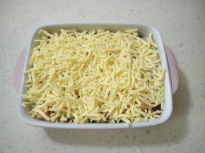 表面撒上芝士碎。