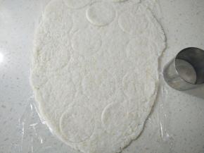 撕掉表面保鲜膜，用圆形慕斯圈蘸水，在米饭上压出圆形。