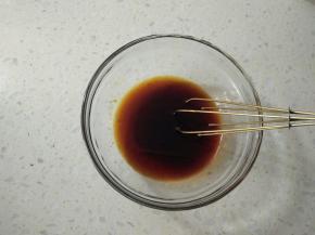 蜂蜜和酱油混合均匀。