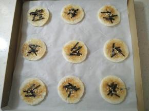 撒上海苔丝，撒少许芝麻，再放入烤箱170度烘烤5-10分钟。