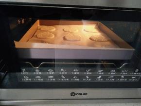 放入预热好的烤箱，170度，烘烤10分钟，把表面水分烤干。