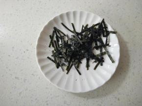 海苔用剪刀剪成小细条备用。