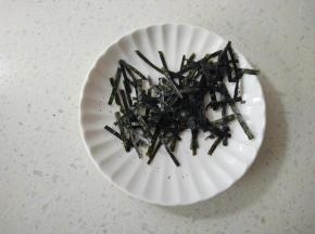 海苔用剪刀剪成小细条备用。