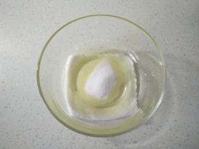 2蛋白加入细砂糖。