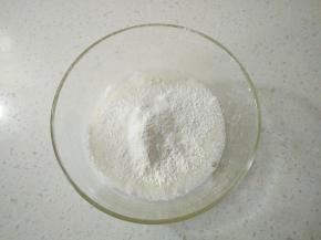 筛入低筋，搅拌均匀。