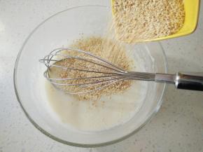 加入熟芝麻搅拌均匀。