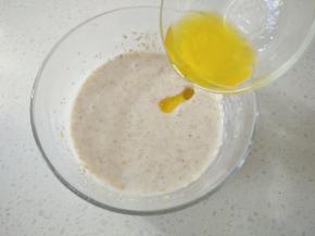 加入融化好的黄油。
