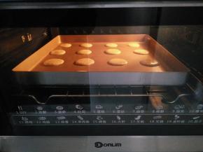 放入预热好的烤箱，150度烘烤10钟左右，表面金黄即可。