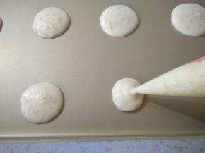 在烤盘里挤入硬币大小的圆形。