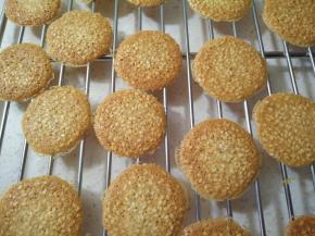 出炉移到网架上晾凉。