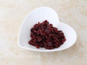 蔓越莓干切成小丁备用。