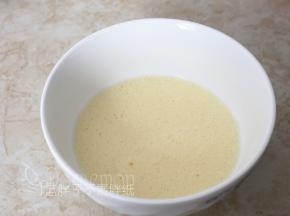 蛋黄打散，加入牛奶和色拉油，画“Z”字搅拌，一直将它们搅拌到表面有一层细腻的泡沫，即乳化完毕。