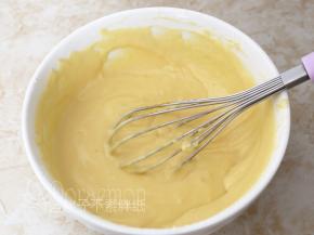 所有粉类混匀，筛入蛋黄液中，搅拌均匀。