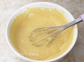 所有粉类混匀，筛入蛋黄液中，搅拌均匀。
