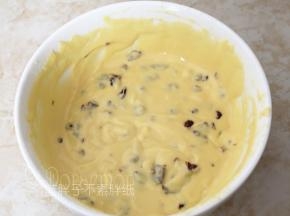 加入蔓越莓干，搅拌成细腻光滑状，放在一旁备用。