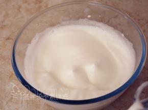 .接着继续用电动打蛋器高速搅打，至蛋白变成细腻的泡沫，再加入1/3的糖粉。