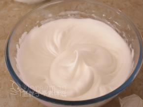 继续用电动打蛋器中速搅打，直到提起打蛋头是大弯钩状，加入剩余的1/3的糖粉。